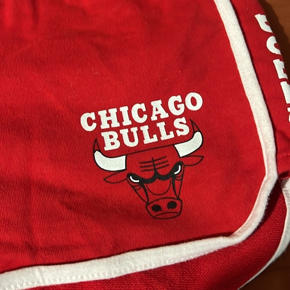Chicago bulls shorts - Picture 3 of 5